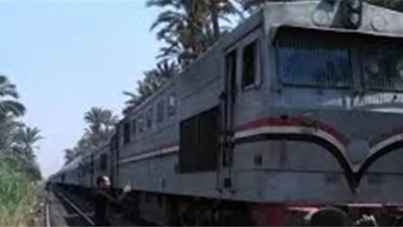مصرع شابين تحت عجلات قطار بطنطا أثناء التقاط صور تذكارية بمزلقان كفر العرب
