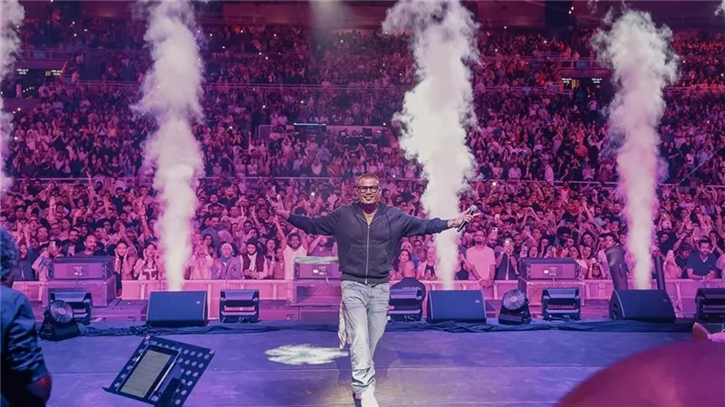عمرو دياب يشعل مسرح 