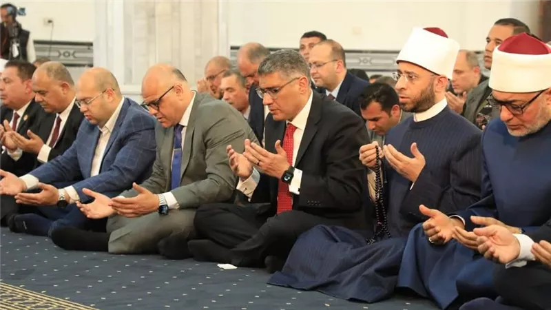 محافظ القليوبية يؤدي صلاة الجمعة بمحافظة الجيزة لمشاركة أبنائها عيدهم القومي 