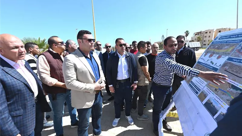 وزير الإسكان: دفع العمل بمشروعات مارينا العلمين.. وتطوير طريق الخدمة وتحويل الشانزلزيه لمنطقة تجارية لخدمة الملاك