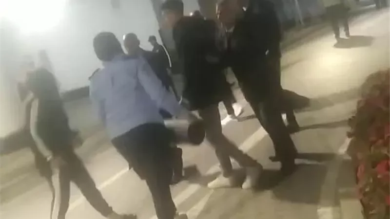 التحقيق في فيديو لاعتداء فتاة تعمل كأمن بمجمع السويس الطبي على مريض باستخدام طفاية حريق