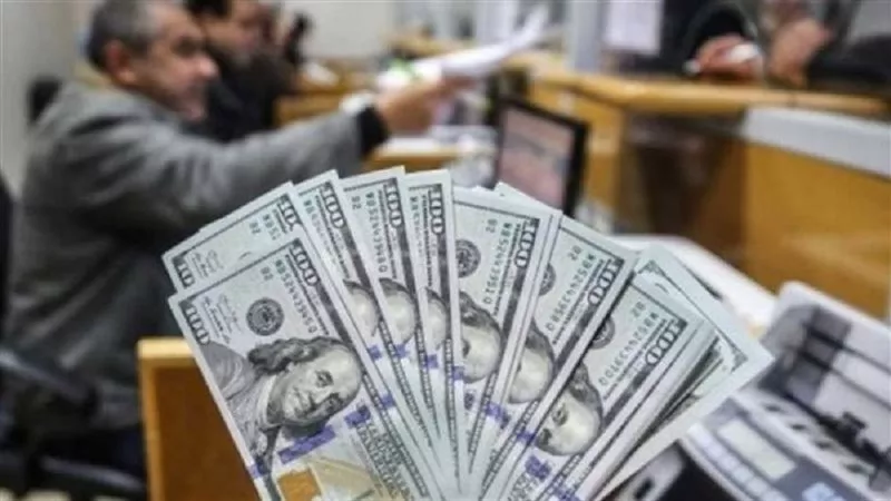 الدولار يتراجع 25 قرشا أمام الجنيه في الربع الأول من 2025
