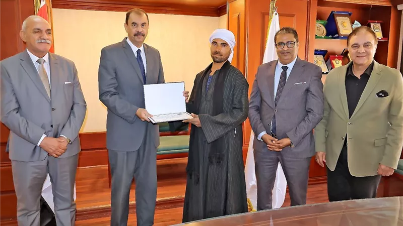 محافظ سوهاج يكرم 11 مواطنًا من أهالي الشيخ حمد لإنقاذهم حياة مواطن علق بالجبل الغربي
