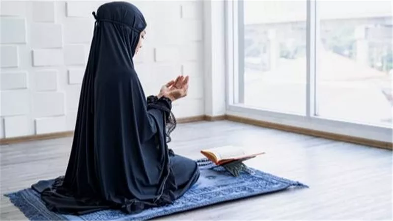هل يجوز أن تصلي المرأة وقدميها مكشوفة؟.. دار الإفتاء توضح