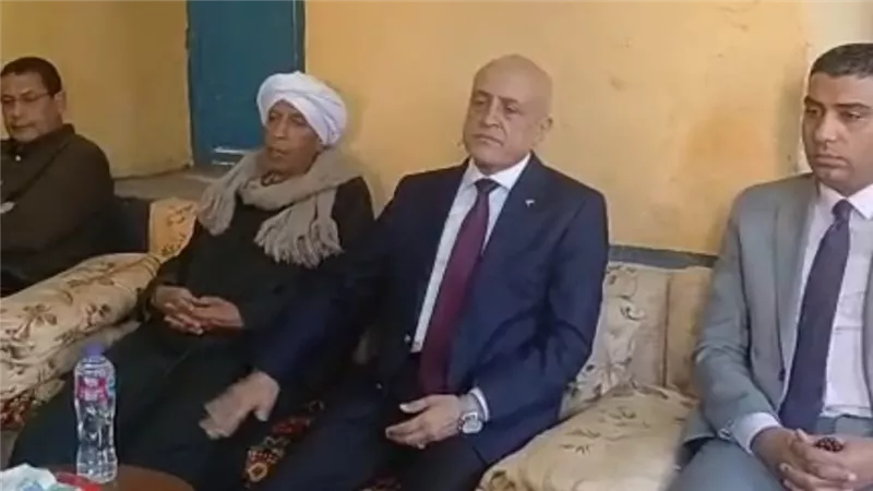 شهيد الواجب.. أهل شهيد الأقصر يستقبلون المحافظ لتقديم العزاء|صور