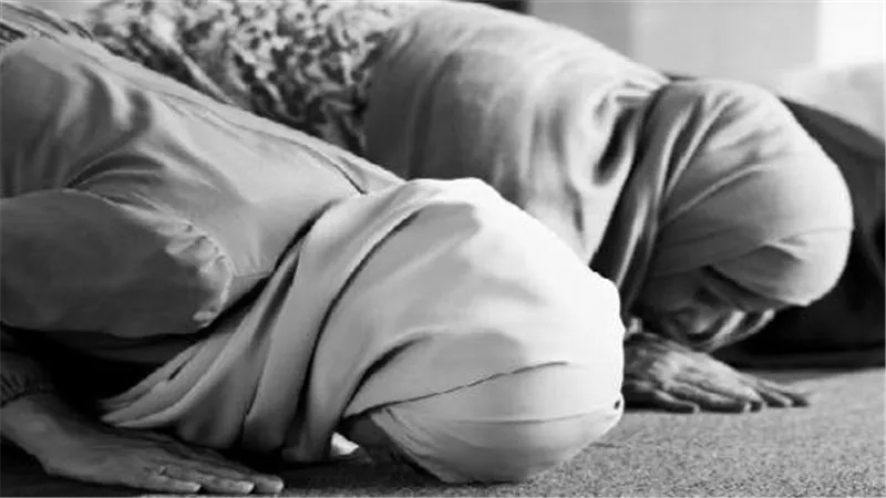 دار الإفتاء تحسم الجدل حول إمامة المرأة في الصلاة 