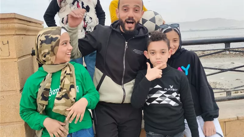 من رحم المعاناة إلى قمة النجاح.. “حماده قصبة” فقد ذراعه فأصبح رائدا للأعمال