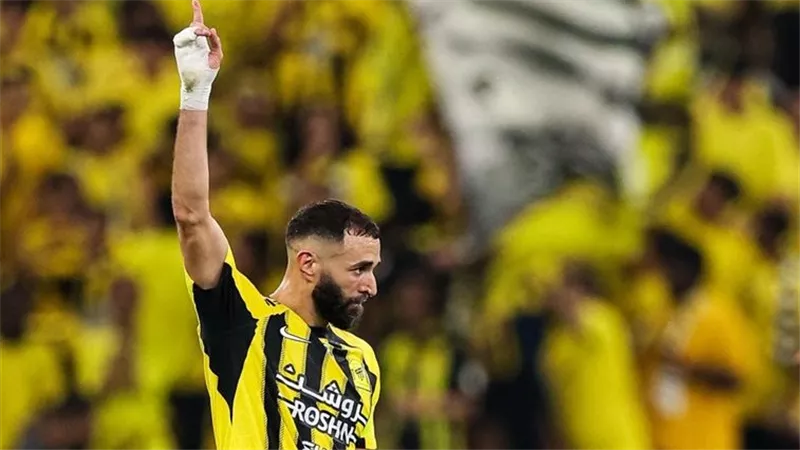 تفاصيل أزمة كريم بنزيما مع الاتحاد وسبب رفضه لعب مباراة الفتح