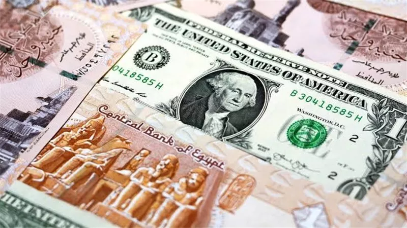 خبير اقتصادي يوضح أسباب تراجع الدولار أمام الجنيه المصري 