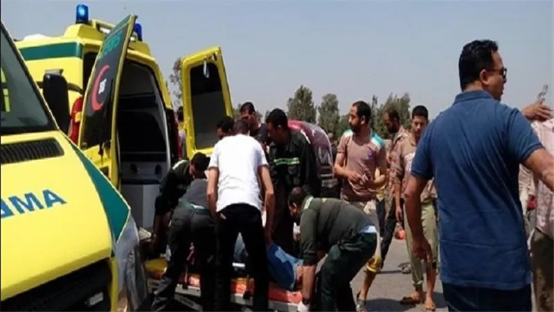 نتيجة إنفجار الأطار.. إصابة 10 أشخاص إثر انقلاب سيارة ميكروباص بصحراوي المنيا