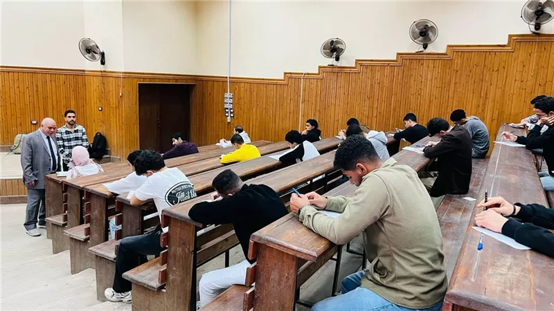 رئيس جامعة الدلتا التكنولوجية بالمنوفية يتابع اختبارات نصف العام الدراسي