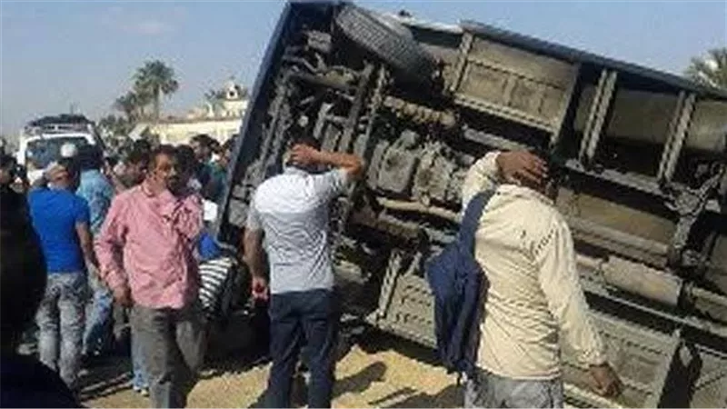 كلهم عمال.. ارتفاع عدد المصابين في انقلاب ميني باص بالفيوم  إلى 21 شخصا
