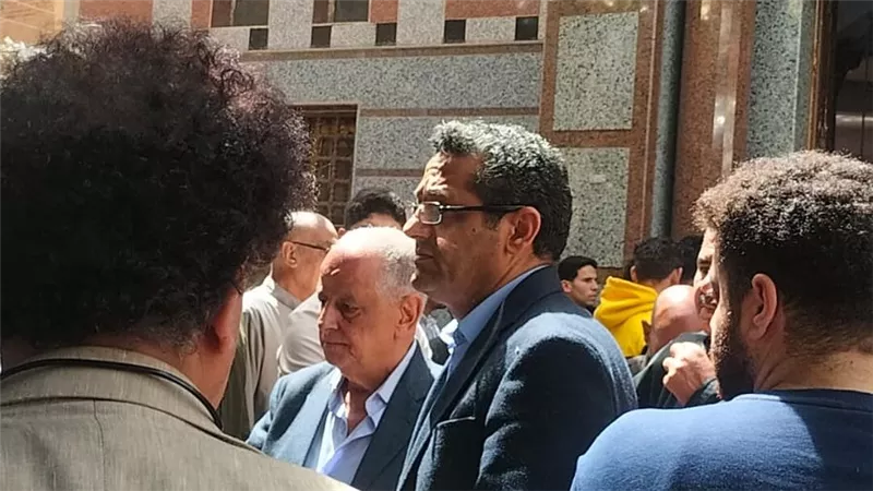 كان حاضن النعش.. نقيب الصحفيين يشيع جثمان شقيقته 