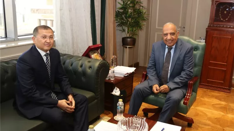وزير الكهرباء يبحث مع سفير أوزبكستان توطين صناعة الطاقة المتجددة 