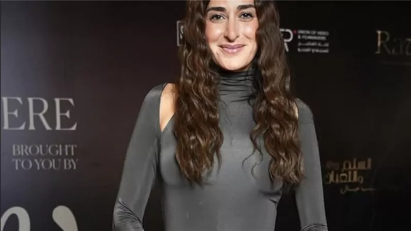 بسعر 74 ألف.. أمينة خليل تخطف الأنظار بحقيبة من أختين