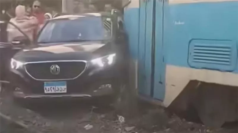 تصادم ترام مع سيارة ملاكي على مزلقان محطة بالإسكندرية