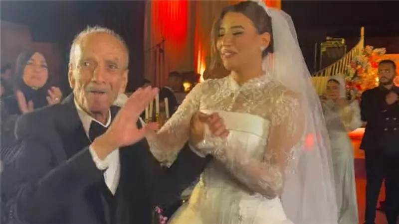 رقصا سويا.. هايدي موسى تهدي والدها أغنية خاصة في حفل زفافها |فيديو