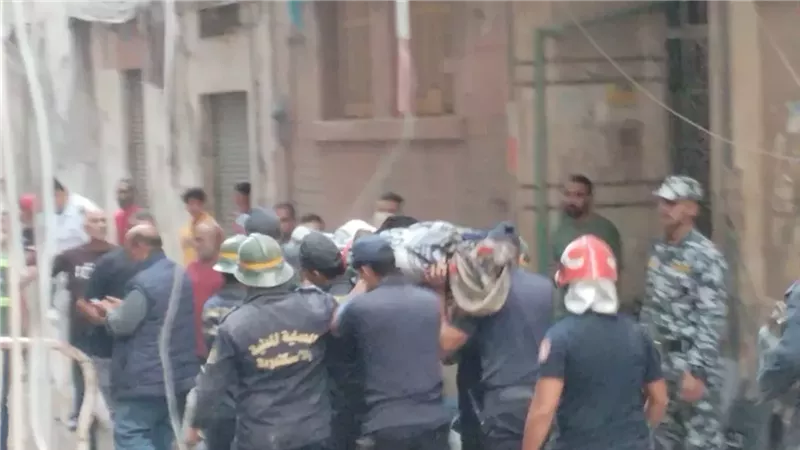 انتشال جثمان شاب من أسفل عقار الجمرك المنهار فى الإسكندرية