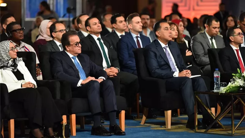 رئيس الوزراء ونائبه لشئون التنمية البشرية يشهدان جلسة حوارية في مؤتمر PHDC'25