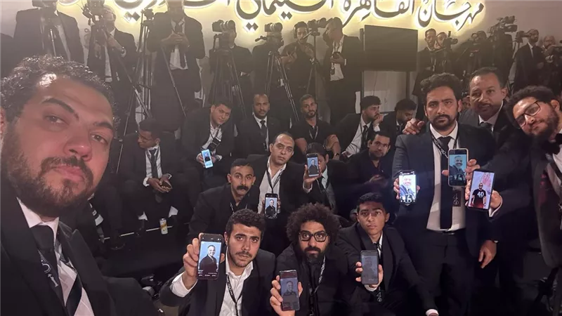 لفتة إنسانية.. صحفيو مهرجان القاهرة يرفعون صورة ماجد هلال قبل انطلاق الافتتاح