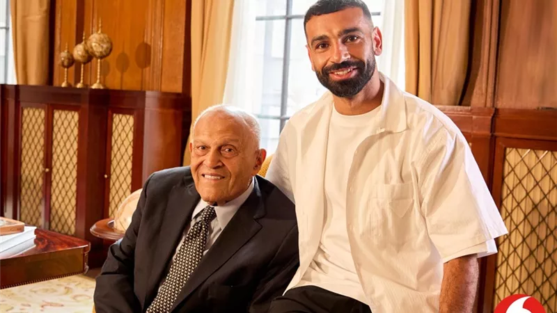 لقاء تاريخي يجمع مجدي يعقوب ومحمد صلاح.. رسالة ملهمة للأجيال من ڤودافون