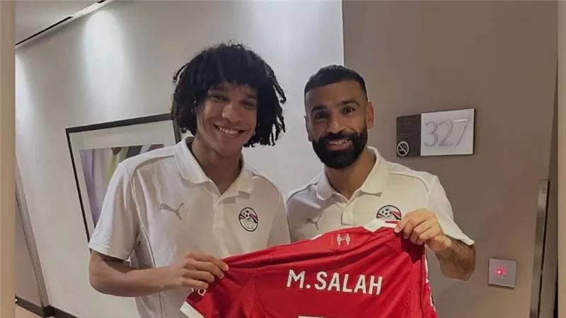 معسكر المنتخب.. محمد صلاح يهدي قميص ليفربول لنجوم الفراعنة الجدد