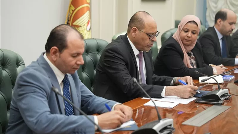 وزير العمل يبحث مع وفد البنك الدولي سبل التعاون في تنفيذ الاستراتيجية الوطنية 