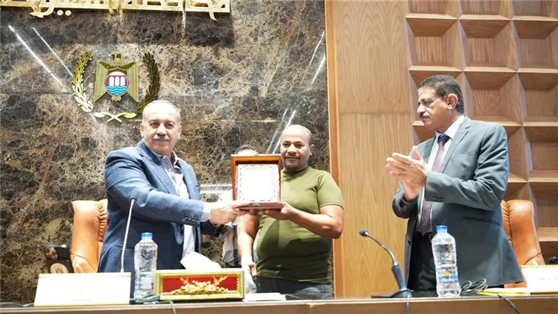 محافظ أسيوط يكرم مدير وحدة الإنقاذ السريع لجهوده في تطوير منظومة النظافة