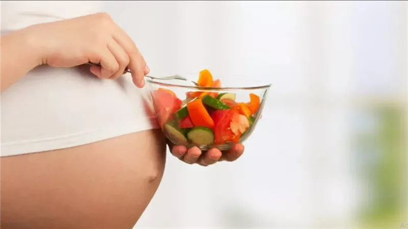 ما هي الأطعمة المناسبة للمرأة خلال فترة الحمل؟.. السلمون والموز أبرزها