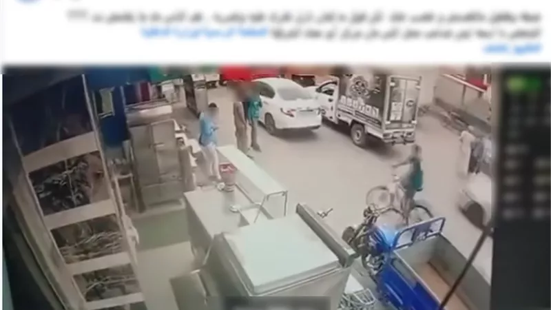 صاحب محل يتعدى على طالب بالضرب بسبب الخلاف على اولوية المرور بالشرقية 
