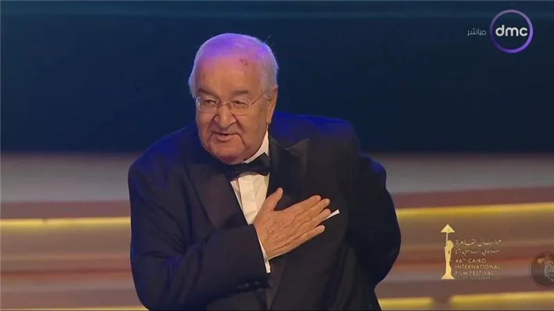 بعد تكريمه بـ«الهرم الذهبي».. كريم عبد العزيز يوجه رسالة مؤثرة لوالده