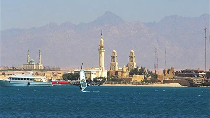 حضور كبير  لجمهور المصلين بشعائر الجمعة من مدينة الطور 