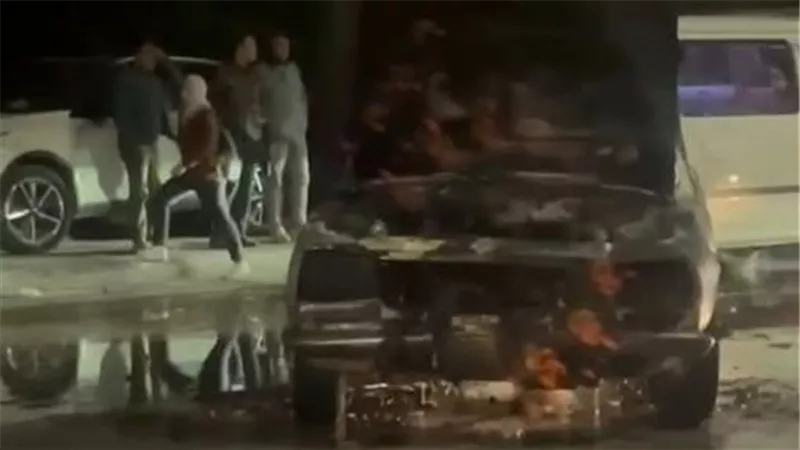 تفحمت بالكامل.. السيطرة علي حريق نشب بسيارة ملاكي بكورنيش المعادي