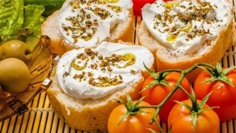 ساندويش اللبنة بالزعتر.. فطور سريع ولذيذ لبداية يوم مثالية 	