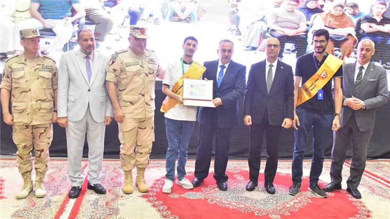 محافظ أسيوط ومدير إدارة التجنيد والتعبئة يشهدان احتفالية تسليم شهادات الإعفاء 