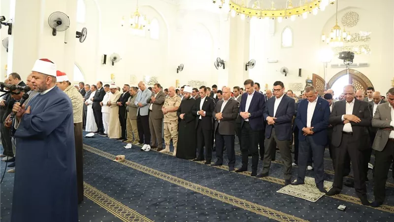 الوزراء يؤدون صلاة الجمعة بمسجد الريف الجديد بعد افتتاحه