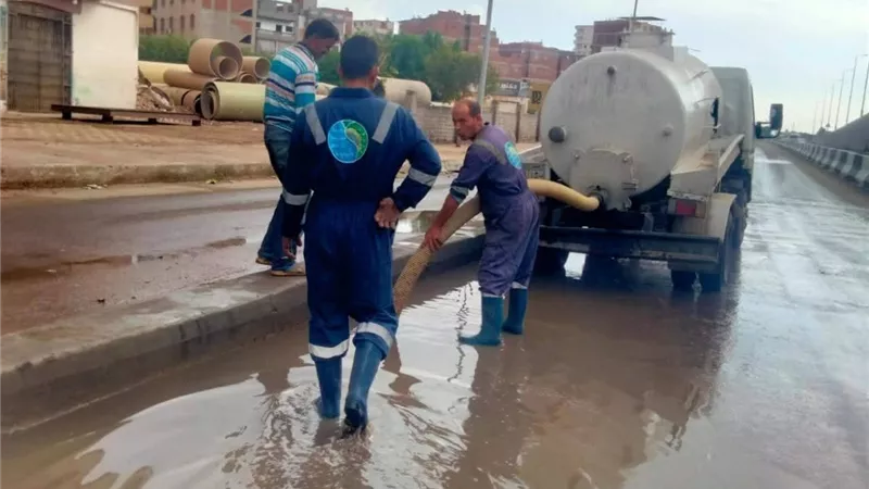 مياه البحيرة تواصل جهودها لتصريف مياه الأمطار بالمراكز والمدن