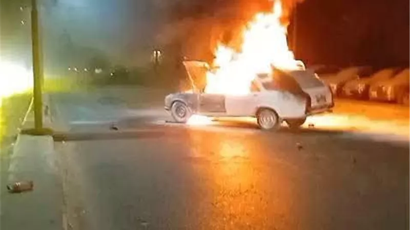 دموع صاحب سيارة محترقة على كورنيش المعادي تهز مشاعر رواد مواقع التواصل
