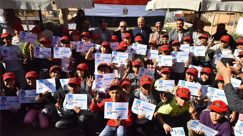 محافظ أسيوط يكرم 65 متميزًا في السباحة خلال زيارته لنادي الشبان المسيحية ويلتق