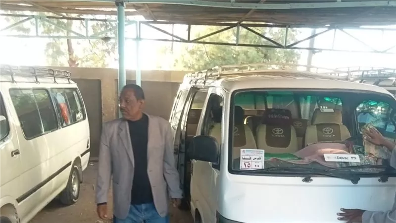 مدير مجمع مواقف قوص يتابع حركة ركوب المواطنين في اول أيام الأسبوع |صور