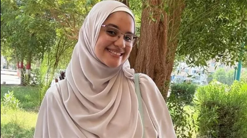 طالبة تحصل على 11 درجة بعد حكم قضائي.. ومدرسة أحمد زويل تهنئها عبر “فيس بوك”