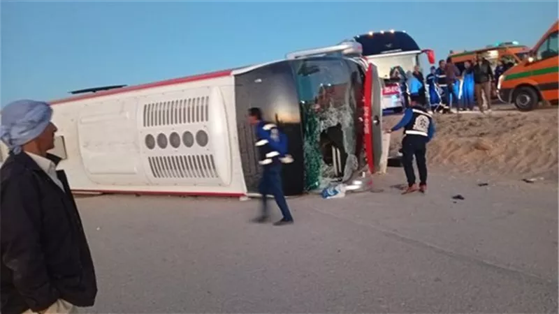 تحويل حالتين من مصابي حادث انقلاب أتوبيس بالوادي الجديد إلى مستشفيات أسيوط