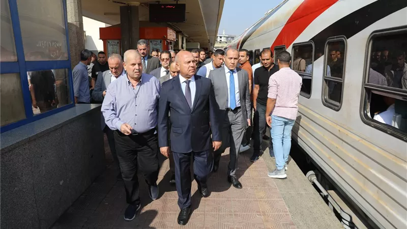كامل الوزير يغادر محطة مصر بعد تكريم طوائف التشغيل وتفقدأرصفة السكة الحديد|خاص