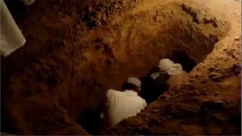 هل الميت ينتفع بقراءة القرآن وما يقال عند دفنه؟.. الإفتاء تجيب