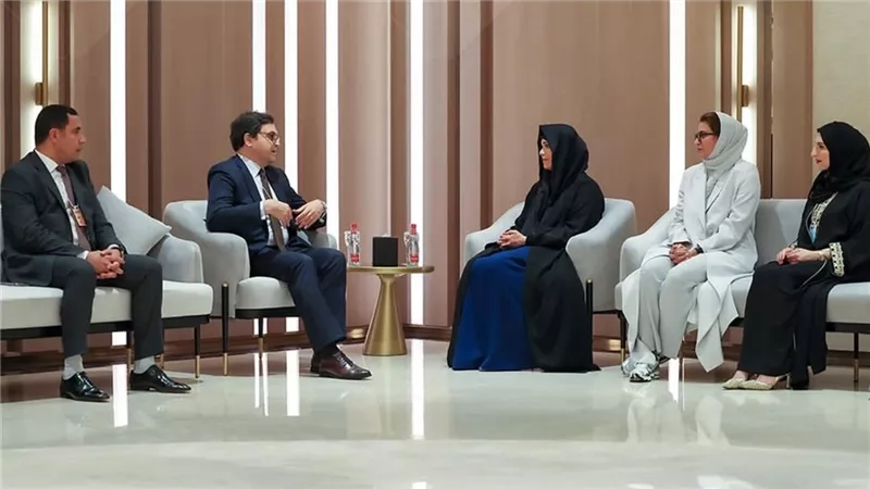 لبحث التعاون الثقافي.. وزير الثقافة يلتقي رئيس هيئة الثقافة والفنون بدبي