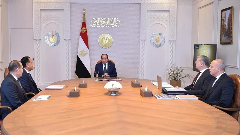 الرئيس السيسي يجتمع برئيس الوزراء ووزير البترول والثروة المعدنية