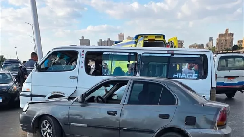 إصابة ثلاثة أشخاص نتيجة حادث سيارة ملاكي بميكروباص علي كورنيش المعادي