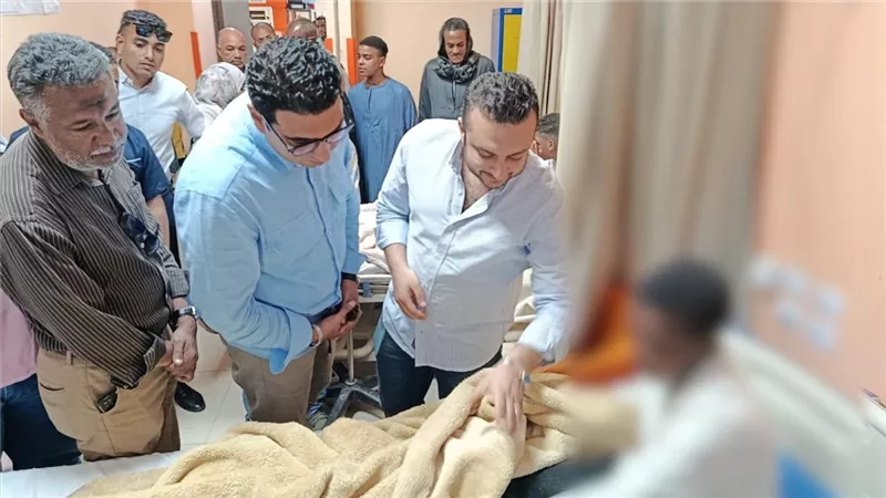 نائب محافظ الأقصر يزور ضحايا حادث طريق إسنا بالمستشفى التخصصي