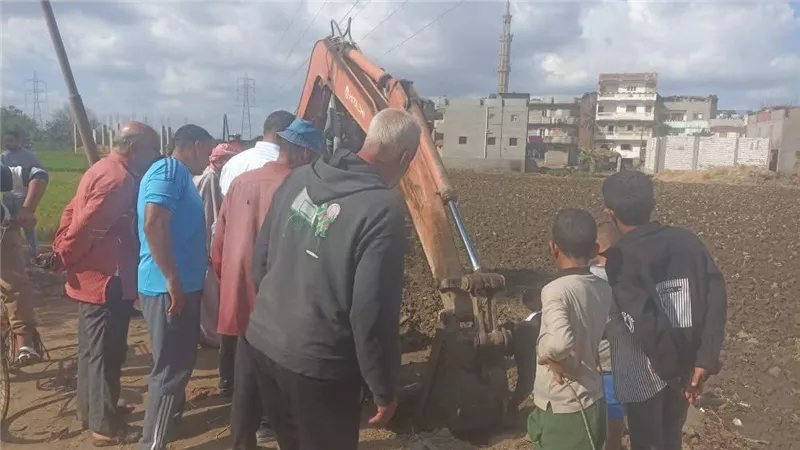 تنفيذ شبكة انحدار ومحطة رفع جديدة بالصرف الصحي بقرية منية عطية في دمنهور