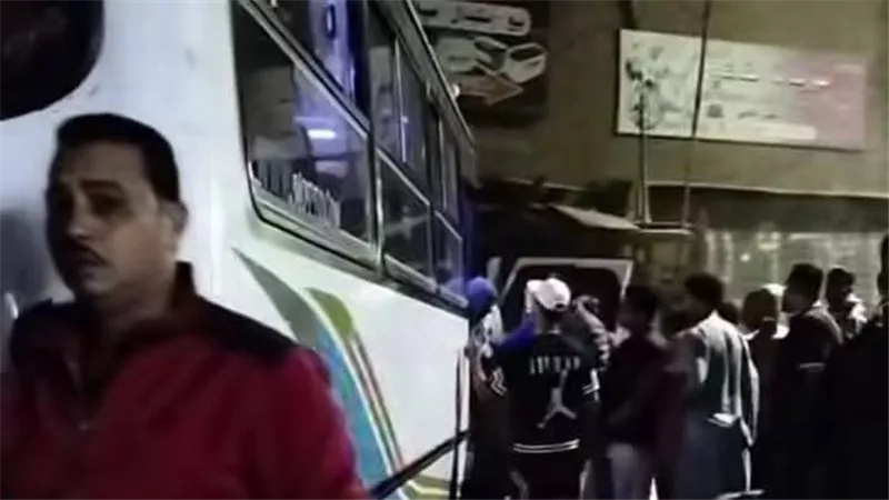 انحراف ميكروباص عن مساره واصطدامه بكشك في شبرا الخيمة 